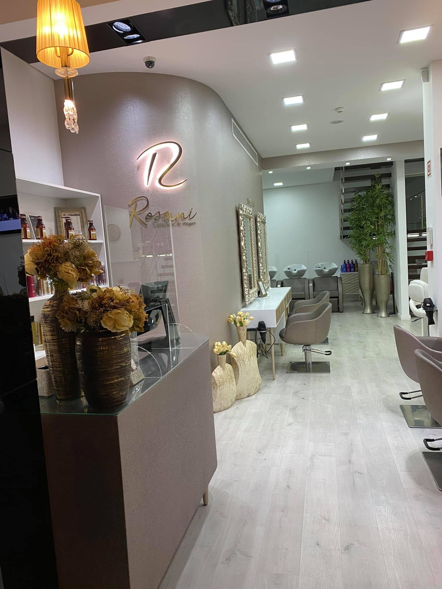 Espelhos e iluminação do salão Rosani