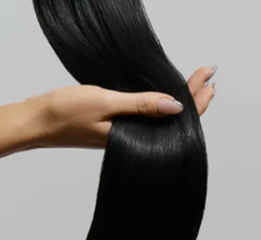 Amostra de cabelo preto intenso trabalhado no salão Rosani
