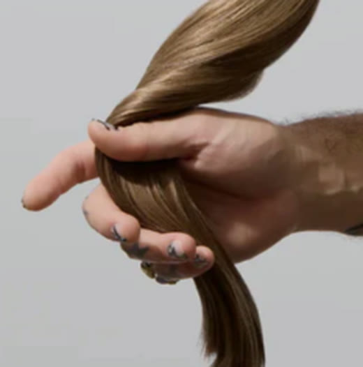 Amostra de cabelo loiro mel trabalhado no salão Rosani