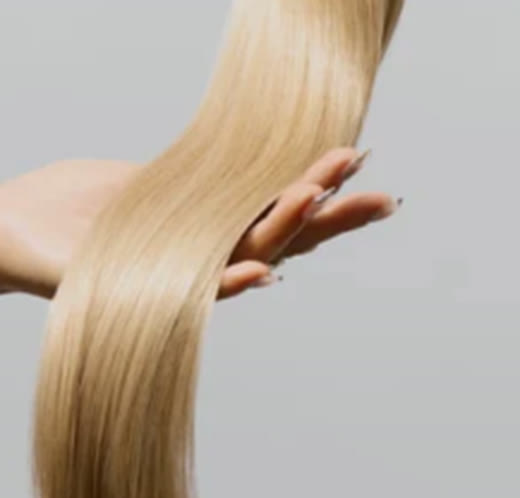 Amostra de cabelo loiro claro trabalhado no salão Rosani