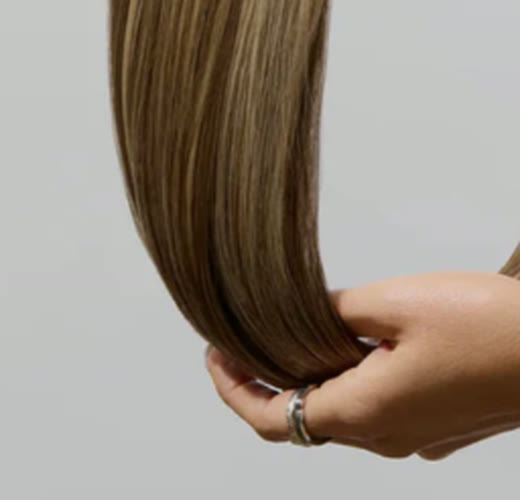 Amostra de cabelo castanho iluminado trabalhado no salão Rosani