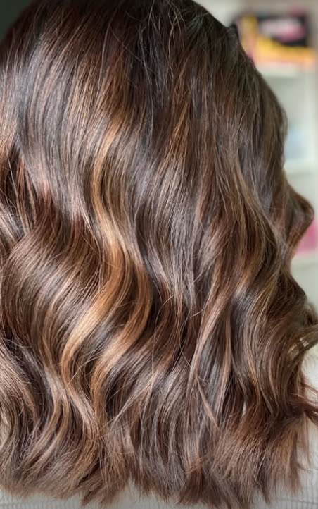 Morena iluminada com ondas largas