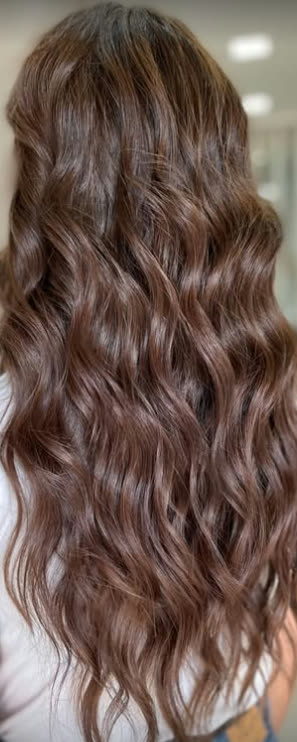 Morena iluminada em cabelo escuro