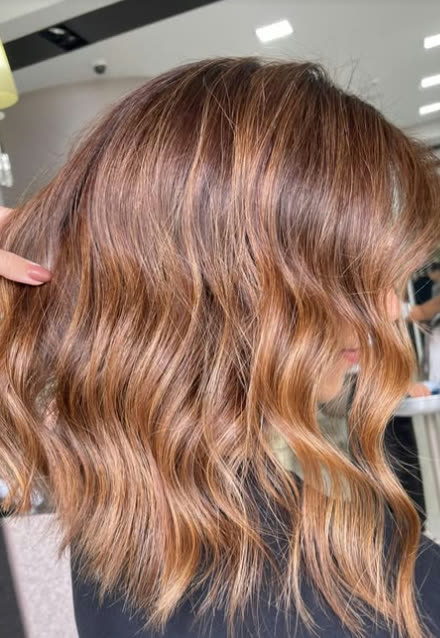 Morena iluminada com ondas amplas