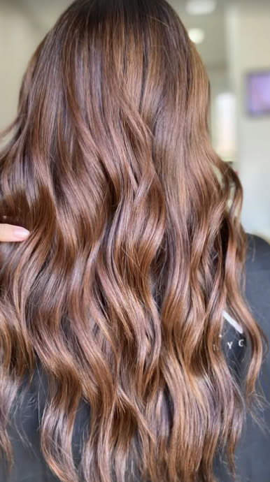 Morena iluminada em cabelo comprido