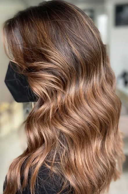 Morena iluminada com raiz esbatida