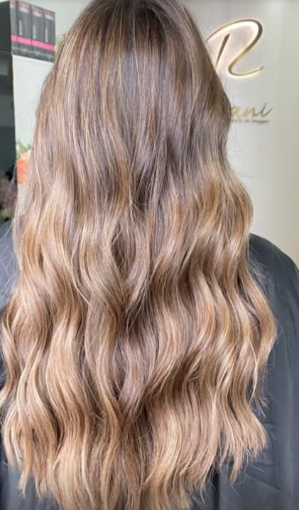 Castanho claro com mechas de caramelo