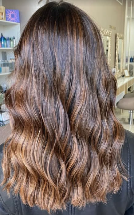 Morena iluminada com ondas soltas