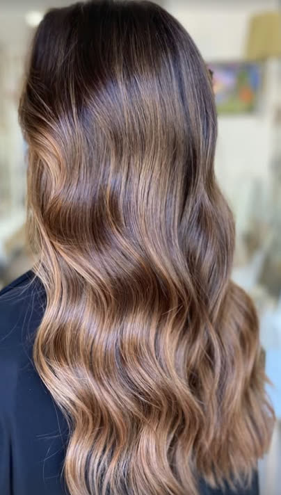 Balayage caramelo em cabelo ondulado