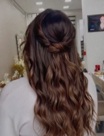 Penteado de noiva feito no salão Rosani