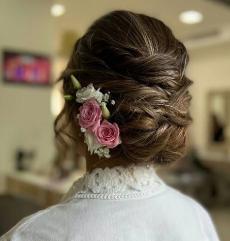 Penteado de noiva feito no salão Rosani