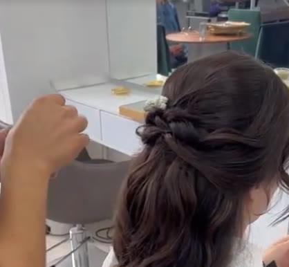 Penteado de noiva feito no salão Rosani