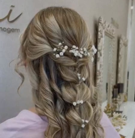 Penteado de noiva feito no salão Rosani