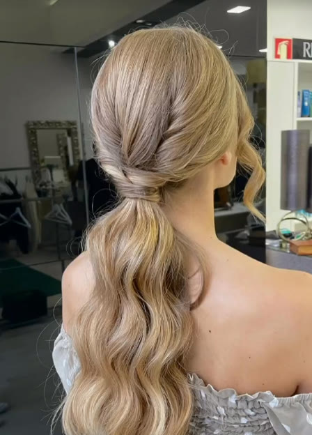 Penteado de noiva feito no salão Rosani