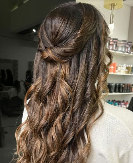 Penteado de noiva feito no salão Rosani