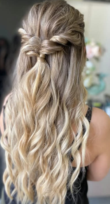 Semi-apanhado entrelaçado em cabelo loiro
