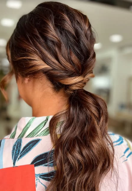 Rabo-de-cavalo ondulado em cabelo acobreado
