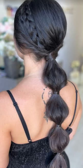 Rabo-de-cavalo em bolhas em cabelo escuro