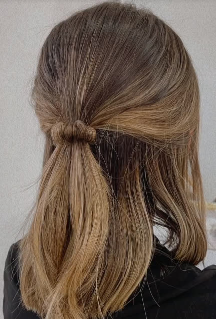 Semi-apanhado simples em cabelo castanho