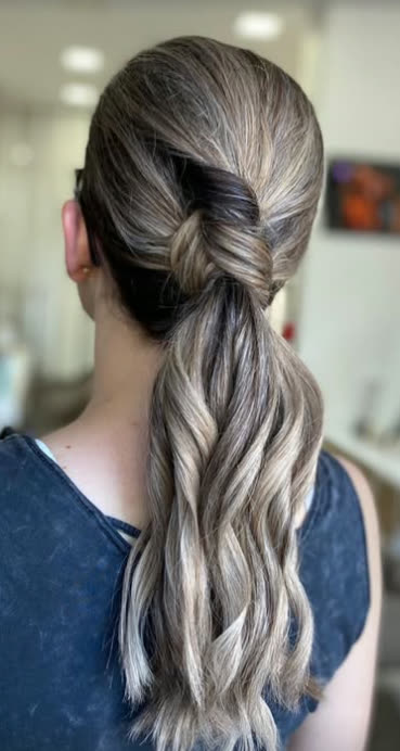 Rabo-de-cavalo baixo com laço de cabelo