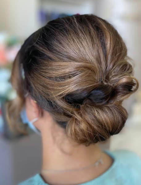 Apanhado baixo em cabelo castanho