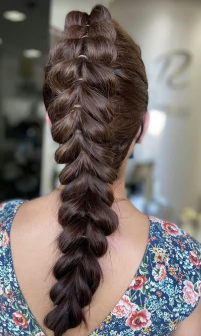 Trança embutida longa em cabelo escuro